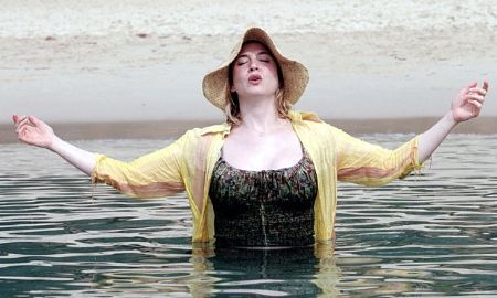 Renee Zellweger as Bridget Jones half submerged in a pond. She gained 20 pounds for the role.
