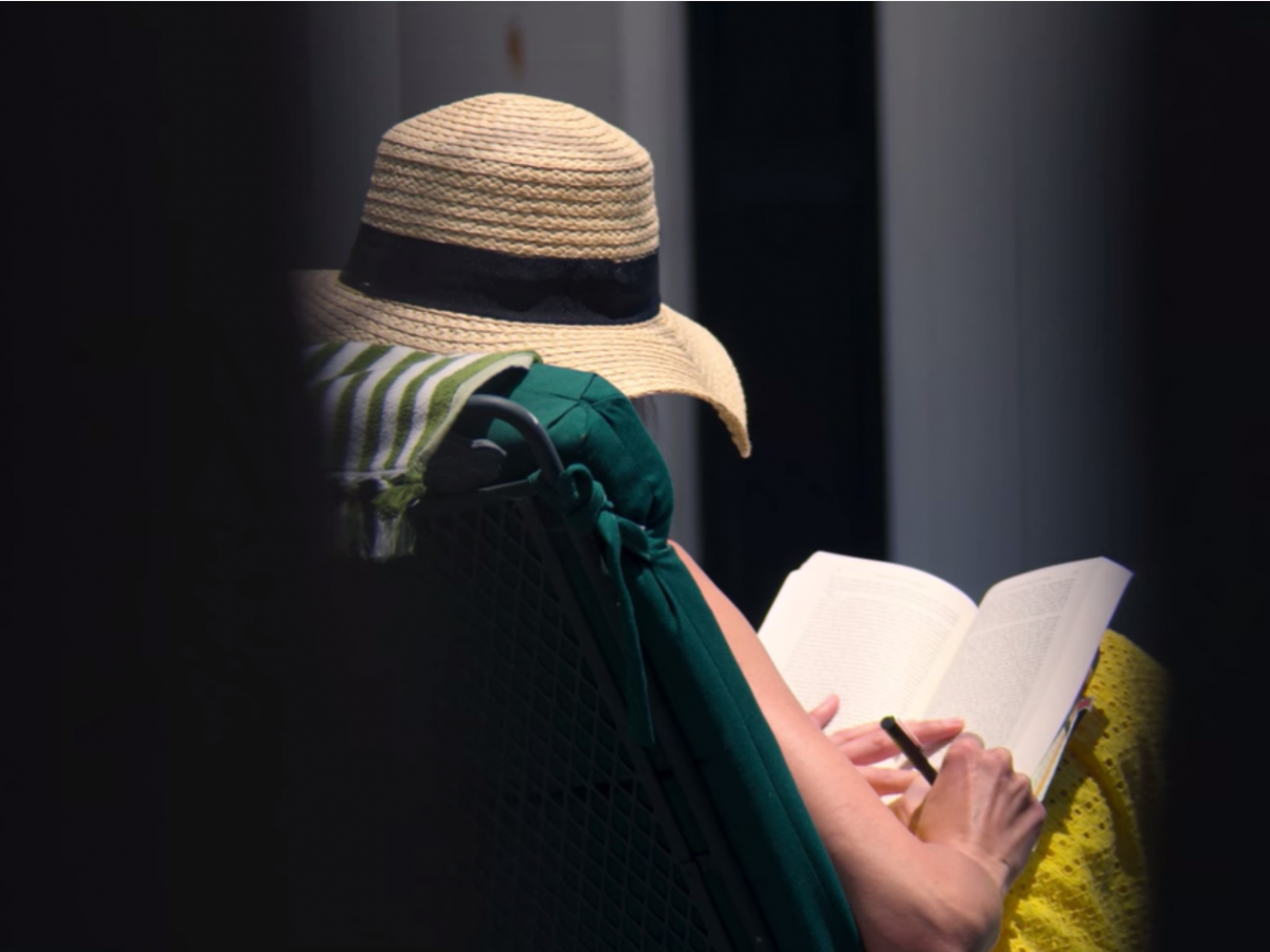 the mystery girl reading a book at the end on the season You 