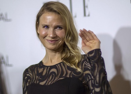 Renée Zellweger waving with a smile at the Elle celebration again.