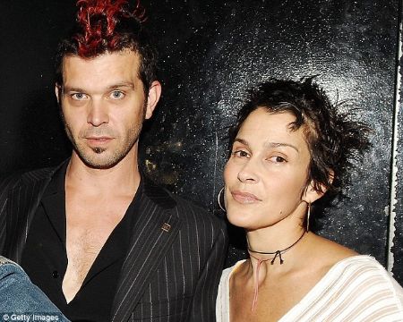 Doyle Bramhall II was married to Susannah Melvoin from 1997 to 2010.