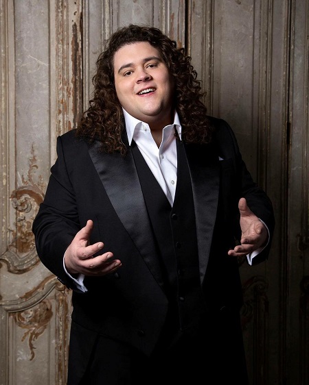 Jonathan Antoine in a concerting suit.