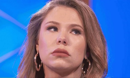 A picture of Kailyn Lowry only showing her head.