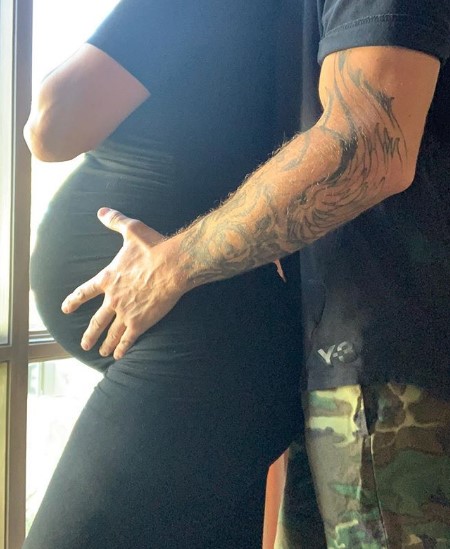 nikki bella shares 39 weeks pregnancy photos.