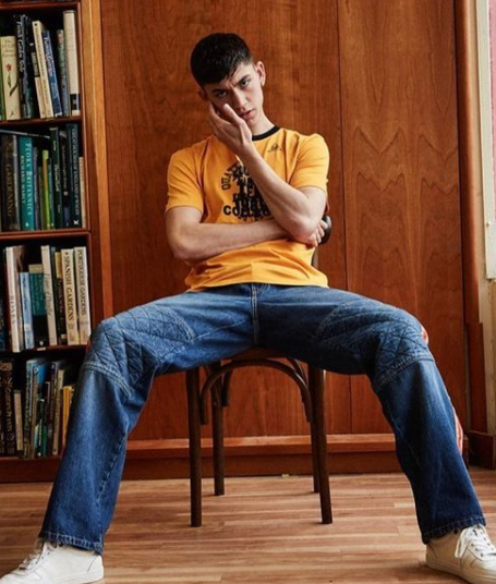 The estimated net worth of Archie Renaux is around $300,000.