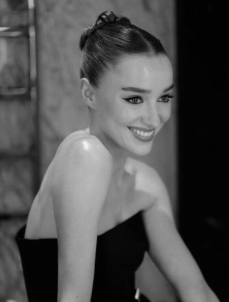 On April 17, 1995, Phoebe Dynevor was born in Trafford, Greater Manchester, England.
