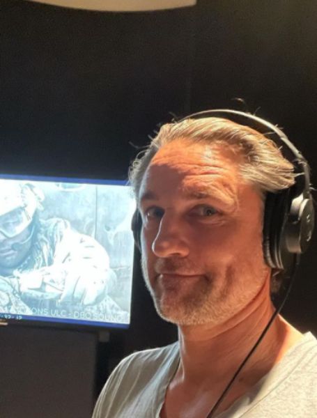 Martin Henderson is in a relationship with Helen Randag.