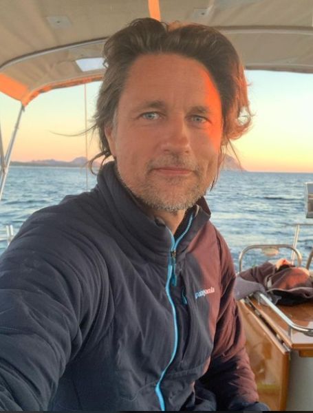 On October 8, 1974, Martin Henderson was born in Auckland, New Zealand.