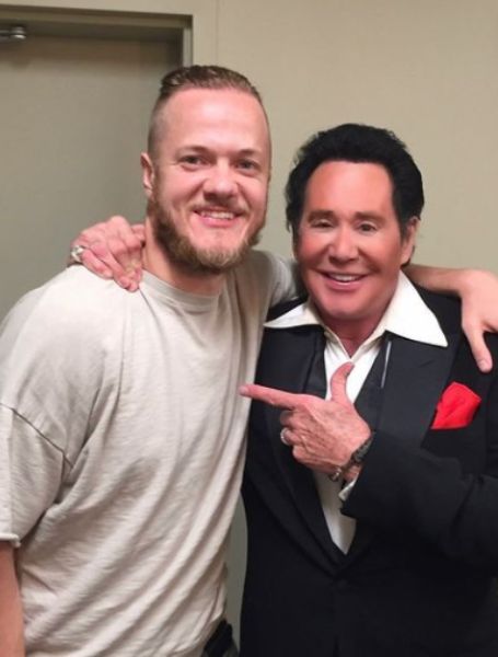 On April 3, 1942, Wayne Newton was born in Norfolk, Virginia.