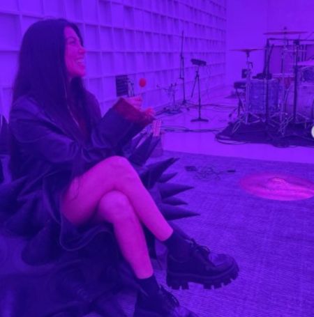 Keeping Up With The Kardashians star Kourtney Kardashian and blink-182's Travis Barker are dating.