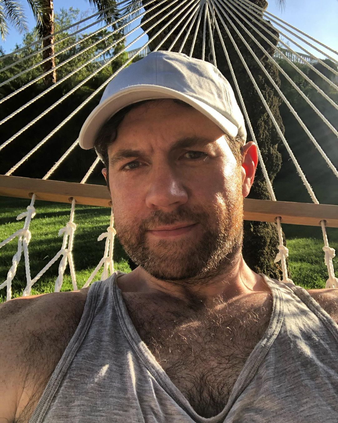 Billy Eichner is not in relationship with anyone.