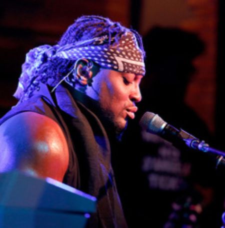 Black Thought started performing on the Philadelphia streets in a duo with drummer Ahmir 'Questlove' Thompson after meeting him in 1987.