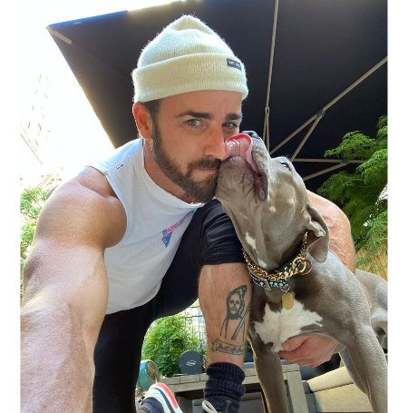 Justin Theroux is a millionaire; he accumulated a net worth of $40 Million.