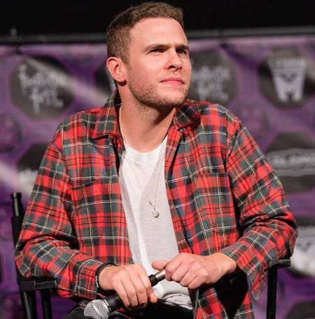 Iain De Caestecker is an unmarried guy.