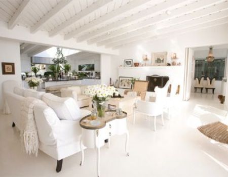 Fran Drescher owns an oceanfront home in Malibu.