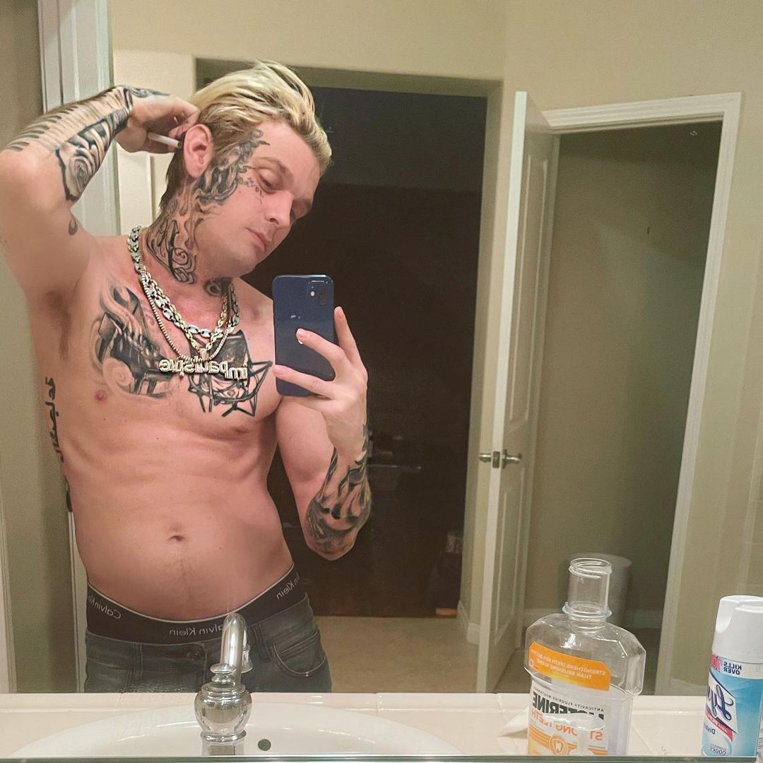 Aaron Carter posing in front of the mirror.
