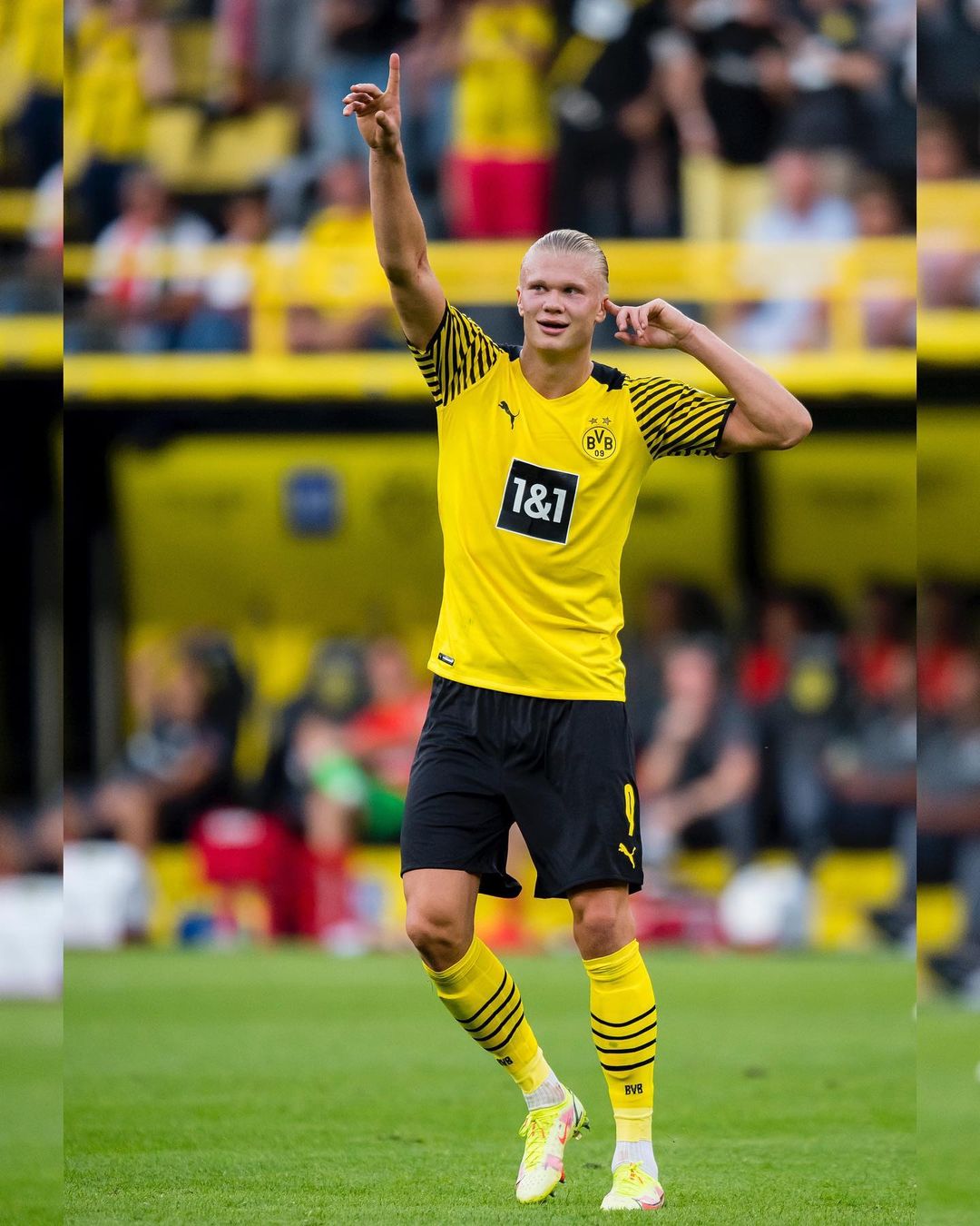 Erling Haaland is in the middle of the game.