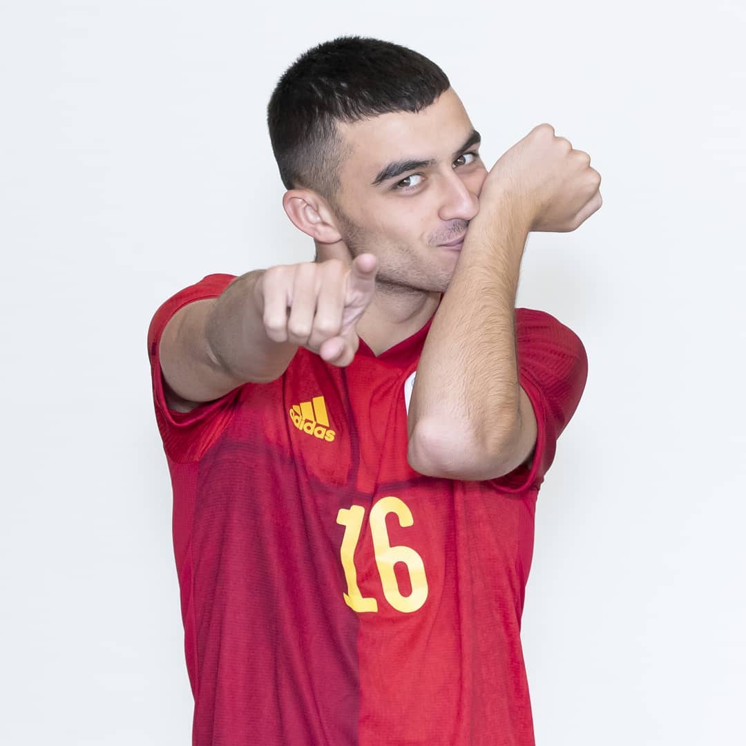 Pedri is posing for his post.