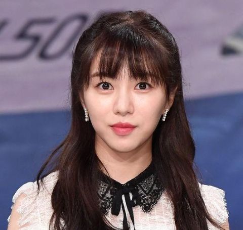 According to&nbsp;All Kpop, the feud between Kwon Mina and&nbsp;Shin Jimin&nbsp;started as Mina alleged to Jimin that she used to bully her for ten years when she was part of AOA.
