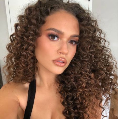 Madison Pettis is single in 2021.