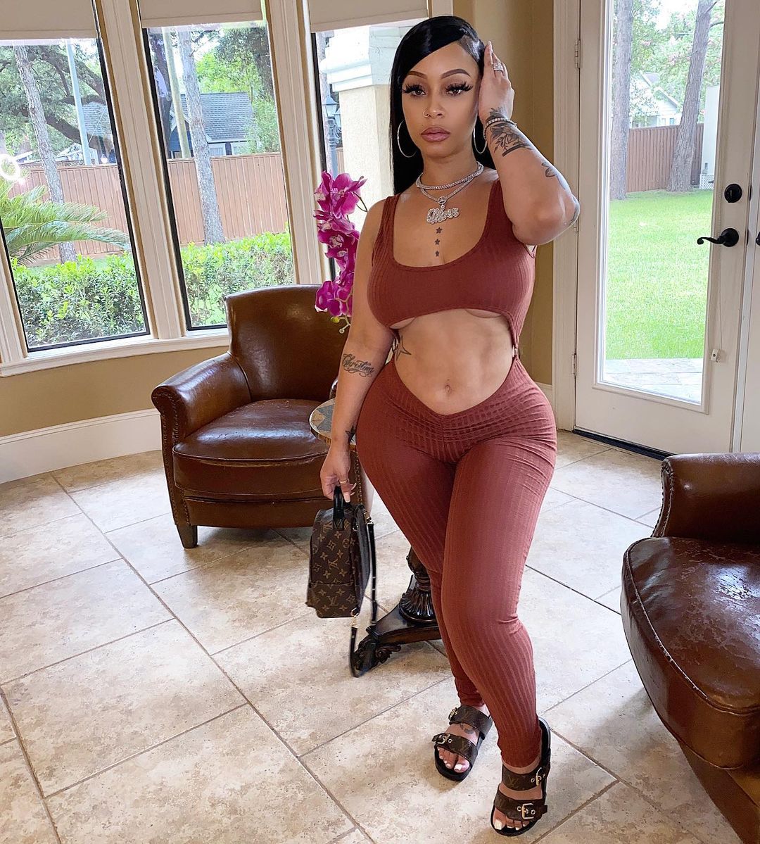 Jenae Gagnier posing for her photoshoot.