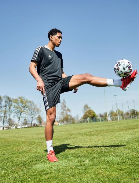 Jude Bellingham is playing football.