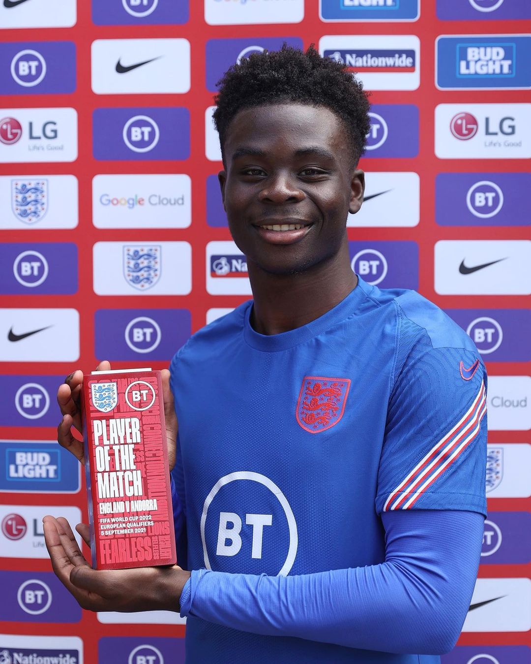 Bukayo Saka is posing after receiving the award.