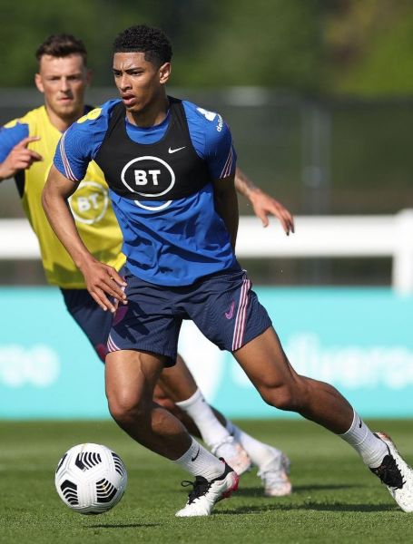 Jude Bellingham is playing football.