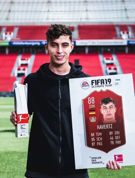 Kai Havertz is showing his award.