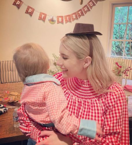 No, Emma Roberts and Garrett Hedlund are not together.