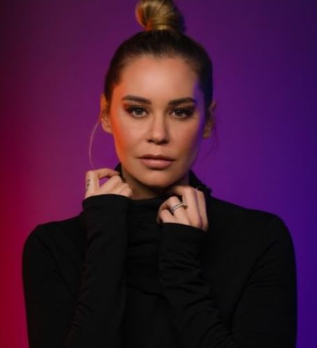 Vero Rodríguez is a Mexican journalist and television broadcaster who specializes in sports.