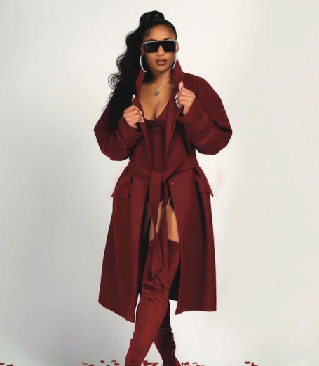 Te'a Cooper is posing for her post.