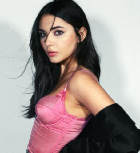 Atiana De La Hoya's biological parents are Shanna Moakler and Oscar De La Hoya.