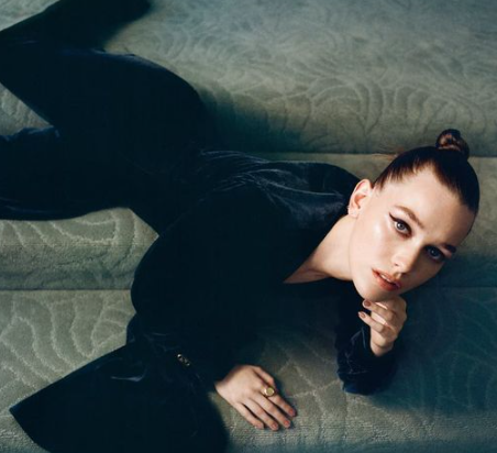 Victoria is 27-year-old as of 2022.