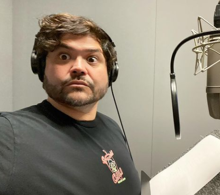 Harvey Guillen is very private about his dating life and does not seem to be in a relationship with anyone.