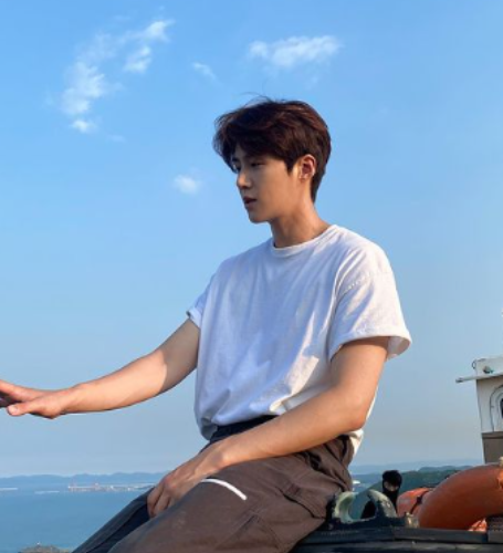 Kim Seon Ho was hype after the news related to his plastic surgery came out.