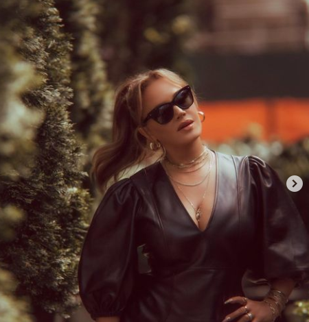 Leah Remini smiling after alteration on her lips, nose, and cheeks.