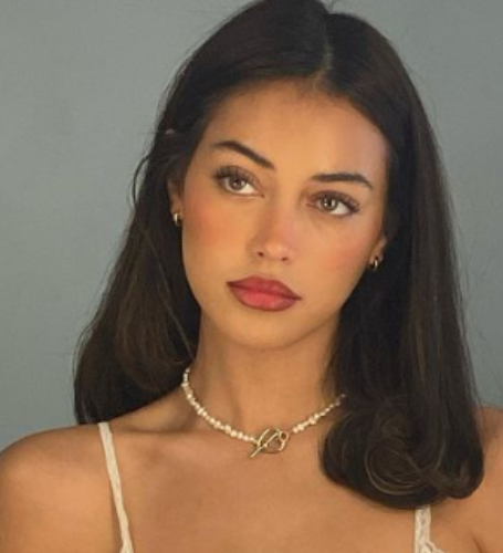 Cindy Kimberly is a well-known Dutch social media personality, model, and Instagram star who was born in Amsterdam on November 16, 1998. 