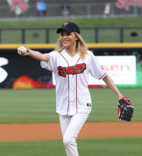 Vanna White's age cannot avoid having sagging skin around the neck.