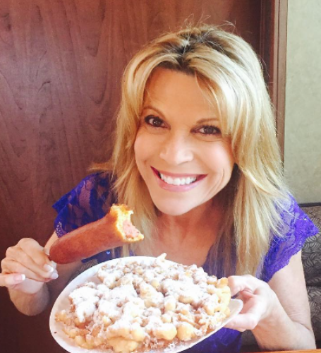 There is a noticeable difference between Vanna White's current appearance in her photographs and her appearance in photographs taken in the recent past.