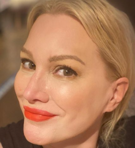 After graduating from university, Alice Evans enrolled in the Paris-based Cours Florent, a French drama school.