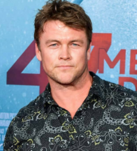On November 5, 1980, Luke Hemsworth was born in Melbourne, Victoria, Australia.