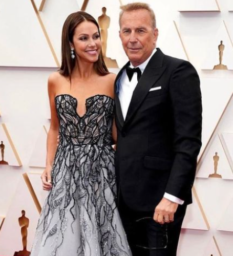 Kevin Costner is married to Christine Baumgartner in 2022.