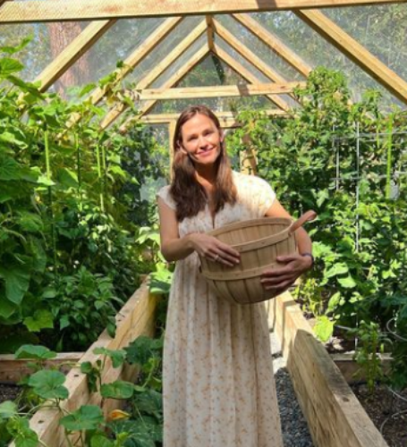 Jennifer Garner has warned her followers to be "careful" about "injecting anything into your face."