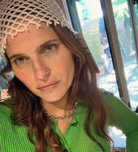 In 2002, Lake Bell starred as Sara Marnikov in the movie Speakeasy, which was initially a part of Project Greenlight.