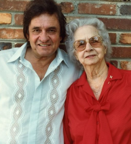 Johnny Cash and his then-wife Vivian purchased a 6-acre estate in the Ventura County, California.